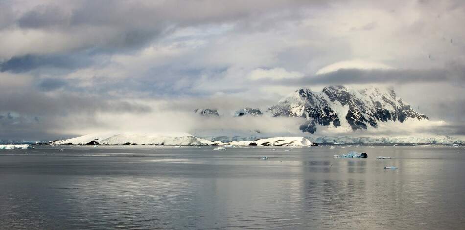 Los siete países que tienen soberanía sobre la Antártica, el Tratado Antártico, la cooperación y la investigación científica.