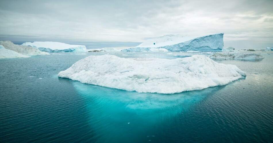 Der größte Eisberg der Welt ist im Begriff, ins Meer zu stürzen. Ein massives Stück Eis brach vom Eisberg ab.