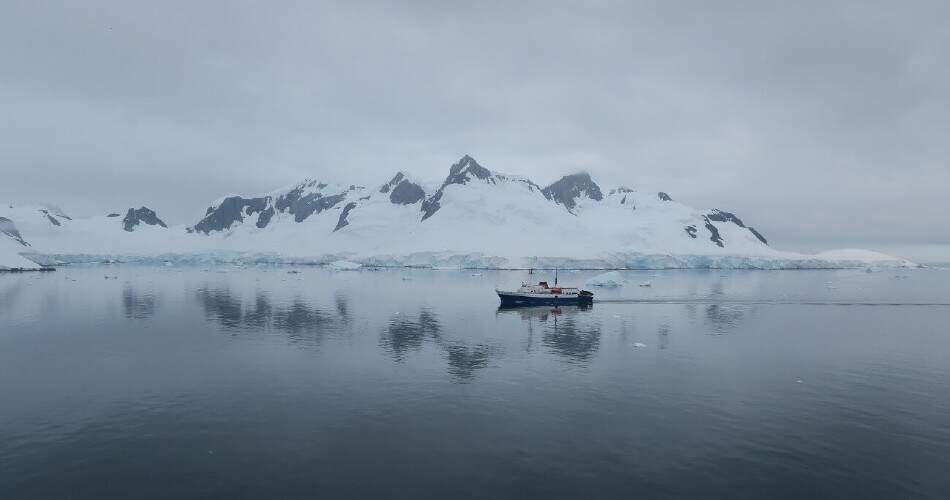 Empfehlungen für Reisen in die Antarktis: Ausgangspunkte, Transportmittel, Dauer, Wetterbedingungen, touristische Attraktionen.