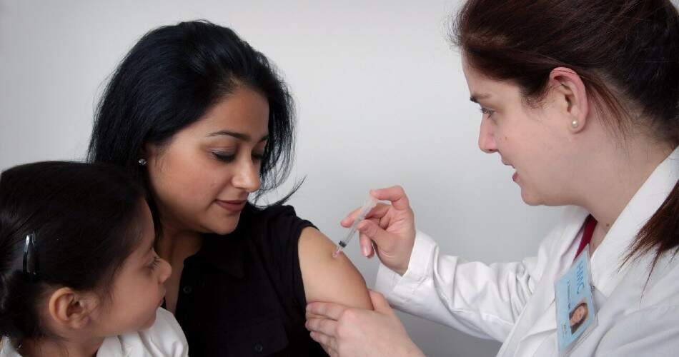 A melhor maneira de reduzir o risco de transmissão de doenças contagiosas é obter as vacinações recomendadas do seu médico.